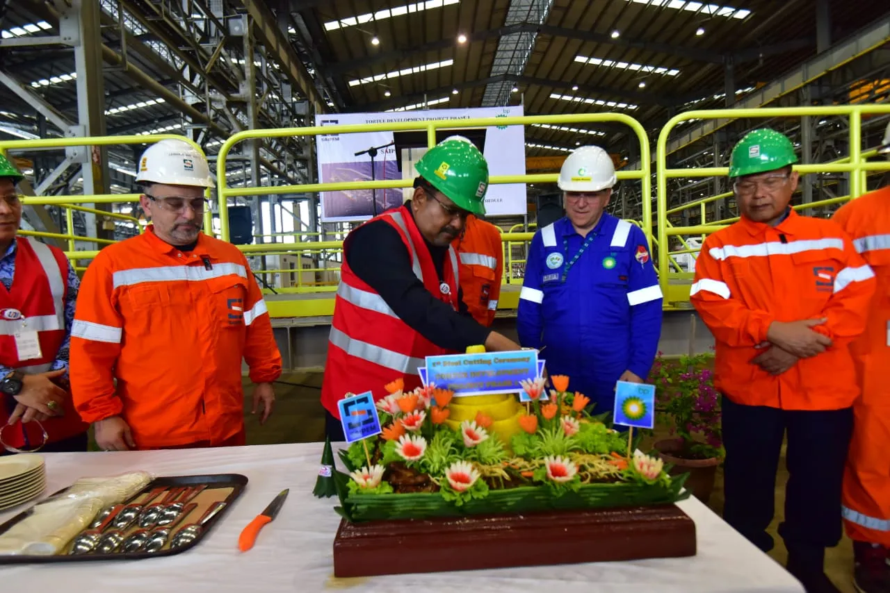 Saipem proyek karimun bupati launching kedepan tiga kembali luncurkan bulan lokal utamakan minta tenaga kerja besi saksikan pemotongan Kerja PT Saipem Karimun Yard